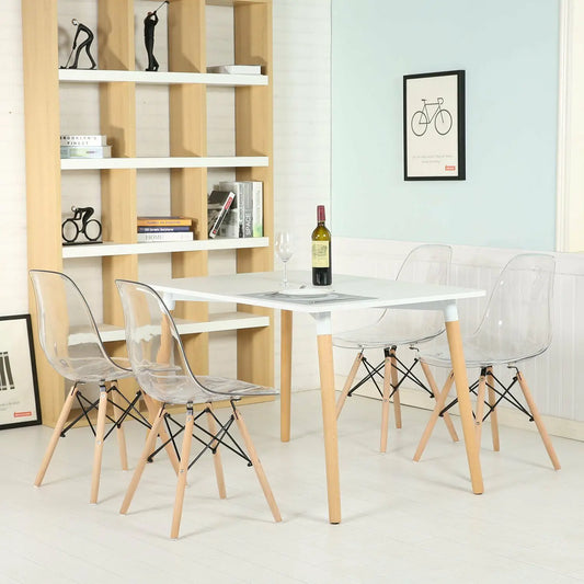 Een set van 4 transparante eetkamerstoelen. Moderne plastic stoelen, kristallen stoelen met houten poten voor keuken, woonkamer, eetkamer.