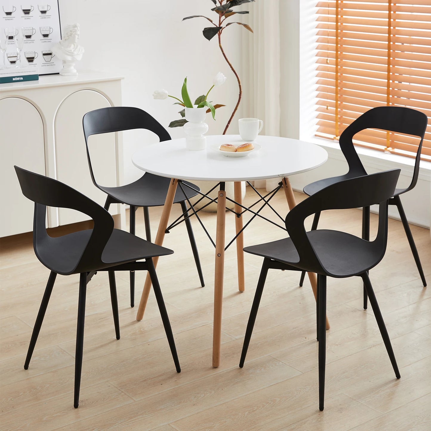 Set van 6 Scandinavische eetkamerstoelen voor eetkamermeubilair. Stoel van Noordse ontwerper met creatief huishoudelijk rugleuning. Wit/Zwart.