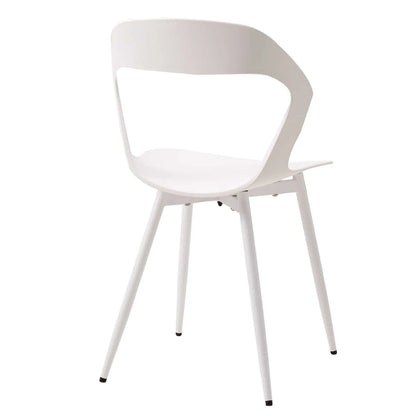 Een set van 4 Scandinavische eetkamerstoelen. Holle stoelen voor eetkamermeubilair. Noords ontwerper, creatieve huishoudelijke stoel met rugleuning.