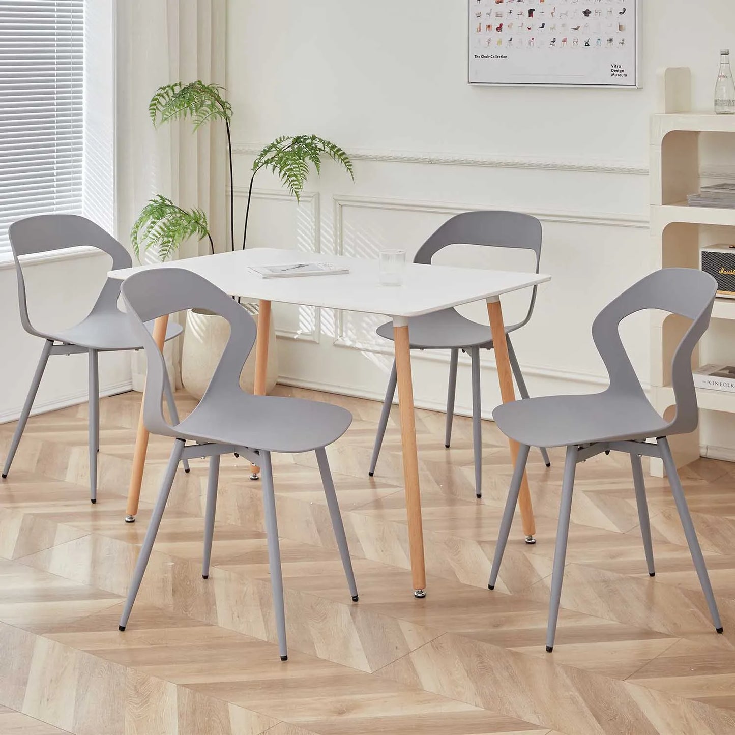 Een set van 4 Scandinavische eetkamerstoelen. Holle stoelen voor eetkamermeubilair. Noords ontwerper, creatieve huishoudelijke stoel met rugleuning.